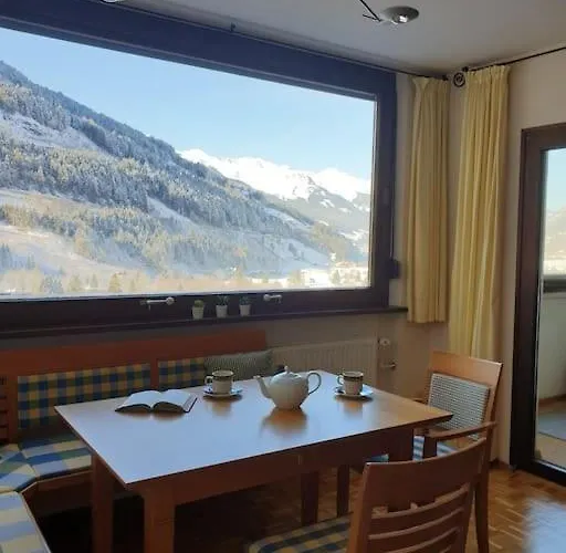Cozy W A View & Own Garden Daire *